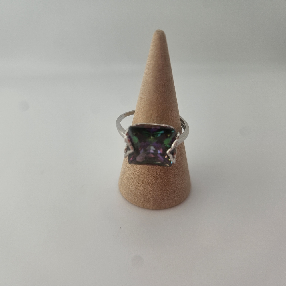 Elegant Silver Ring with Iridescent Stone